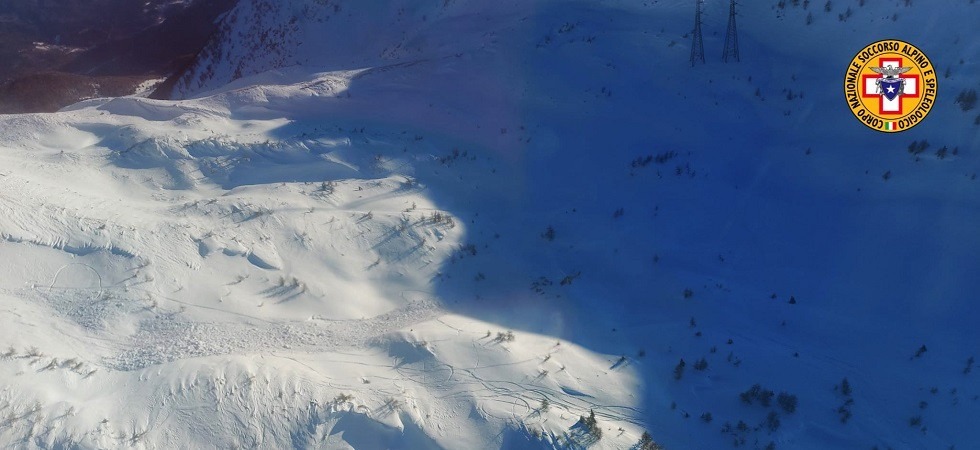 Tragedia in val Camonica, una valanga travolge una motoslitta e un 20enne perde la vita